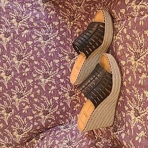 Black  and rope wedges